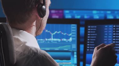 Tüccar, çalışma istasyonu ve analiz teknolojisi kullanarak ofiste çalışıyor. Profesyonel şifreleme simsarının işyeri. Yakın plan portre. Küresel finans piyasaları, iş stratejisi, döviz kuru