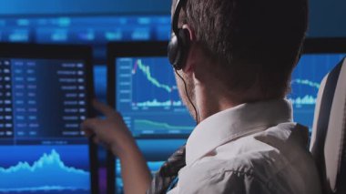 Tüccar, çalışma istasyonu ve analiz teknolojisi kullanarak ofiste çalışıyor. Profesyonel şifreleme simsarının işyeri. Yakın plan portre. Küresel finans piyasaları, iş stratejisi, döviz kuru