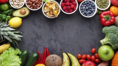 Sağlıklı yiyecekler: taze sebzeler, meyveler ve süper yiyecekler. Temiz yemek ve detoks. Beslenme, diyet, vejetaryen gıda konsepti.