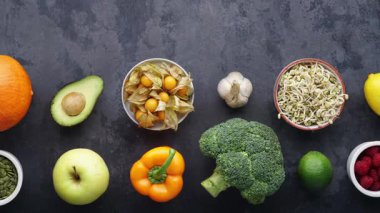 Sağlıklı yiyecekler: taze sebzeler, meyveler ve süper yiyecekler. Temiz yemek ve detoks. Beslenme, diyet, vejetaryen gıda konsepti.