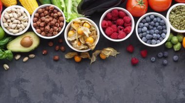 Sağlıklı yiyecekler: taze sebzeler, meyveler ve süper yiyecekler. Temiz yemek ve detoks. Beslenme, diyet, vejetaryen gıda konsepti.