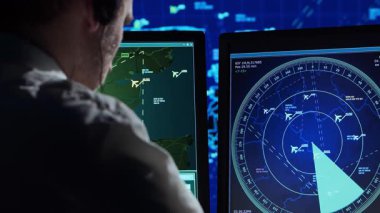 Kontrol kulesinde profesyonel hava trafik kontrolörü. Uçak kontrol subayı radar, bilgisayar navigasyon ve dijital haritalar kullanarak çalışır. Yakın plan portre. Havacılık kavramı.