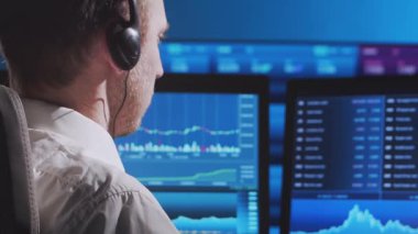 Tüccar, çalışma istasyonu ve analiz teknolojisi kullanarak ofiste çalışıyor. Profesyonel şifreleme simsarının işyeri. Yakın plan portre. Küresel finans piyasaları, iş stratejisi, döviz kurları ve bankacılık kavramları.