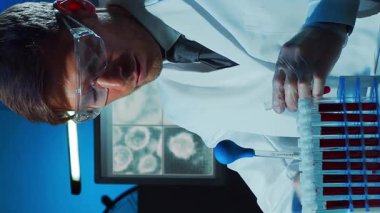 Bilimsel laboratuvar çeşitli araştırma ekipmanlarıyla dolu. Bilim adamları deneyler yapıyor ve araştırma faaliyetleri yürütüyorlar. Video konsepti bilim ve teknolojinin özünü vurguluyor.