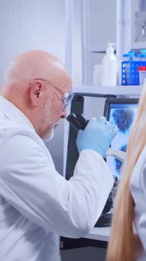 Bilimsel laboratuvar çeşitli araştırma ekipmanlarıyla dolu. Bilim adamları deneyler yapıyor ve araştırma faaliyetleri yürütüyorlar. Video konsepti bilim ve teknolojinin özünü vurguluyor.