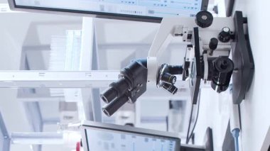 Bilimsel laboratuvar çeşitli araştırma ekipmanlarıyla dolu. Bilim adamları deneyler yapıyor ve araştırma faaliyetleri yürütüyorlar. Video konsepti bilim ve teknolojinin özünü vurguluyor.