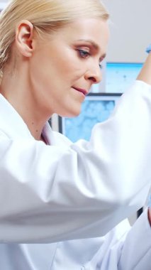 Bilimsel laboratuvar çeşitli araştırma ekipmanlarıyla dolu. Bilim adamları deneyler yapıyor ve araştırma faaliyetleri yürütüyorlar. Video konsepti bilim ve teknolojinin özünü vurguluyor.