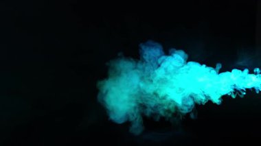 Siyah arka plan üzerinde soyut duman dokusu. Karanlıkta sis..