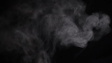 Siyah arka plan üzerinde soyut duman dokusu. Karanlıkta sis..
