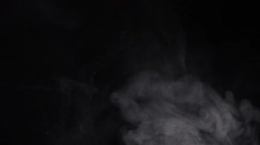 Siyah arka plan üzerinde soyut duman dokusu. Karanlıkta sis..