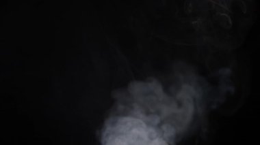 Siyah arka plan üzerinde soyut duman dokusu. Karanlıkta sis..