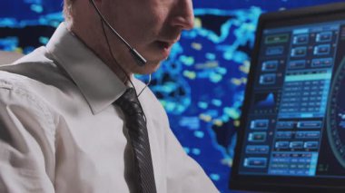 Kontrol kulesinde profesyonel hava trafik kontrolörü. Uçak kontrol subayı radar, bilgisayar navigasyon ve dijital haritalar kullanarak çalışır. Yakın plan portre. Havacılık kavramı.