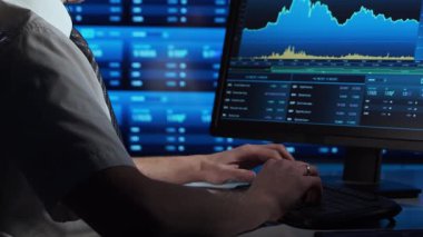 Tüccar, çalışma istasyonu ve analiz teknolojisi kullanarak ofiste çalışıyor. Profesyonel şifreleme simsarının işyeri. Yakın plan portre. Küresel finans piyasaları, iş stratejisi, döviz kurları ve bankacılık kavramları.