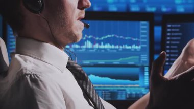 Tüccar, çalışma istasyonu ve analiz teknolojisi kullanarak ofiste çalışıyor. Profesyonel şifreleme simsarının işyeri. Yakın plan portre. Küresel finans piyasaları, iş stratejisi, döviz kurları ve bankacılık kavramları.