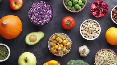 Sağlıklı yiyecekler: taze sebzeler, meyveler ve süper yiyecekler. Temiz yemek ve detoks. Beslenme, diyet, vejetaryen gıda konsepti.