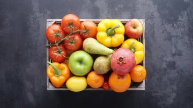 Sağlıklı yiyecekler: taze sebzeler, meyveler ve süper yiyecekler. Temiz yemek ve detoks. Beslenme, diyet, vejetaryen gıda konsepti.