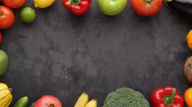 Sağlıklı yiyecekler: taze sebzeler, meyveler ve süper yiyecekler. Temiz yemek ve detoks. Beslenme, diyet, vejetaryen gıda konsepti.