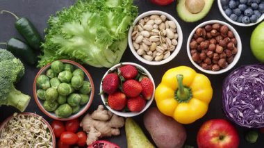 Sağlıklı yiyecekler: taze sebzeler, meyveler ve süper yiyecekler. Temiz yemek ve detoks. Beslenme, diyet, vejetaryen gıda konsepti.