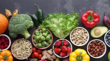 Sağlıklı yiyecekler: taze sebzeler, meyveler ve süper yiyecekler. Temiz yemek ve detoks. Beslenme, diyet, vejetaryen gıda konsepti.