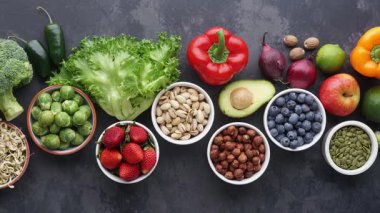 Sağlıklı yiyecekler: taze sebzeler, meyveler ve süper yiyecekler. Temiz yemek ve detoks. Beslenme, diyet, vejetaryen gıda konsepti.