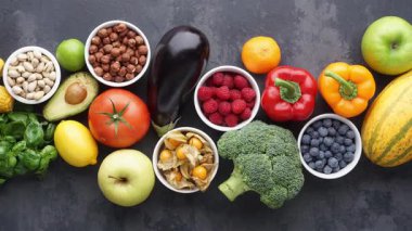 Sağlıklı yiyecekler: taze sebzeler, meyveler ve süper yiyecekler. Temiz yemek ve detoks. Beslenme, diyet, vejetaryen gıda konsepti.