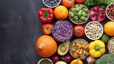 Sağlıklı yiyecekler: taze sebzeler, meyveler ve süper yiyecekler. Temiz yemek ve detoks. Beslenme, diyet, vejetaryen gıda konsepti.