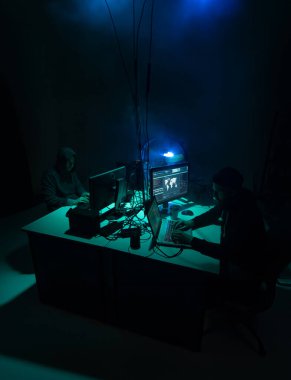 Bilgisayar korsanları birden fazla bilgisayar kullanarak sunucuyu kırıyor ve virüslü fidye virüsü kullanıyor. Siber suçlar, bilgi teknolojisi, posta düzenleme kavramı.