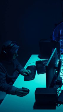 Internet dolandırıcılığı, darknet, veri hırsızlar, cybergrime kavramı. Sunucu hükümet hacker saldırı. Tehlikeli suçlular virüs programları Bodrum katında kodlama.