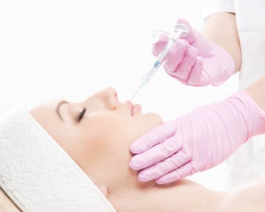 Genç ve güzel bir kadın kaplıcaya ve güzellik tedavisine gidiyor. Yenilenme ve sağlık hizmetleri kavramı.