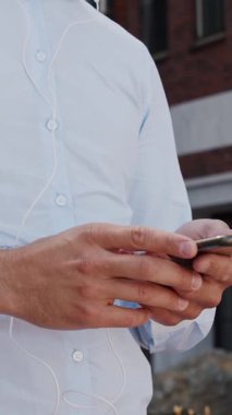 Sokakta çalışan genç ve çekici bir serbest çalışan. Ofis çalışanı ya da iş adamı. İş ve serbest meslek kavramı.