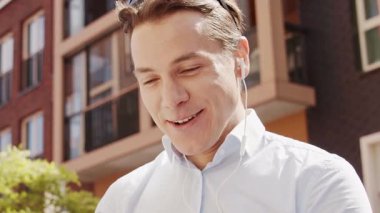 Sokakta çalışan genç ve çekici bir serbest çalışan. Ofis çalışanı ya da iş adamı. İş ve serbest meslek kavramı.