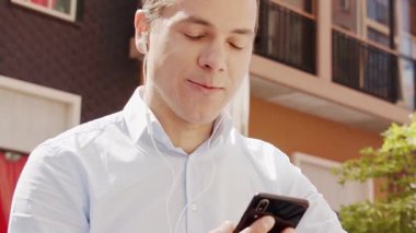 Sokakta çalışan genç ve çekici bir serbest çalışan. Ofis çalışanı ya da iş adamı. İş ve serbest meslek kavramı.