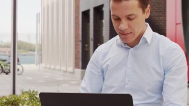 Sokakta çalışan genç ve çekici bir serbest çalışan. Ofis çalışanı ya da iş adamı. İş ve serbest meslek kavramı.