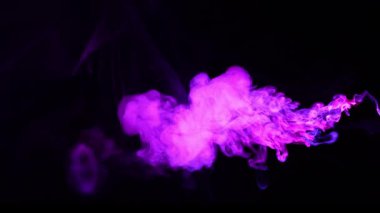 Siyah arka plan üzerinde soyut duman dokusu. Karanlıkta sis..