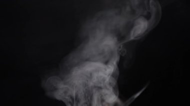 Siyah arka plan üzerinde soyut duman dokusu. Karanlıkta sis..