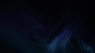 Siyah arka plan üzerinde soyut duman dokusu. Karanlıkta sis..