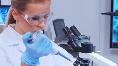 Bilimsel laboratuvar çeşitli araştırma ekipmanlarıyla dolu. Bilim adamları deneyler yapıyor ve araştırma faaliyetleri yürütüyorlar. Video konsepti bilim ve teknolojinin özünü vurguluyor.