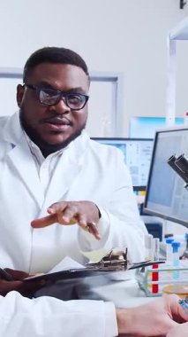 Bilimsel laboratuvar çeşitli araştırma ekipmanlarıyla dolu. Bilim adamları deneyler yapıyor ve araştırma faaliyetleri yürütüyorlar. Video konsepti bilim ve teknolojinin özünü vurguluyor.