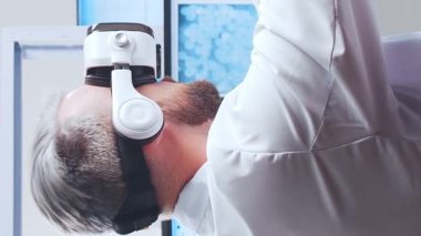 Bilimsel laboratuvar çeşitli araştırma ekipmanlarıyla dolu. Bilim adamları deneyler yapıyor ve araştırma faaliyetleri yürütüyorlar. Video konsepti bilim ve teknolojinin özünü vurguluyor.