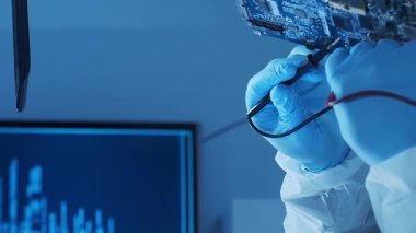 Bilimsel laboratuvar çeşitli araştırma ekipmanlarıyla dolu. Bilim adamları deneyler yapıyor ve araştırma faaliyetleri yürütüyorlar. Video konsepti bilim ve teknolojinin özünü vurguluyor.