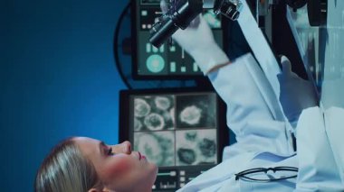 Bilimsel laboratuvar çeşitli araştırma ekipmanlarıyla dolu. Bilim adamları deneyler yapıyor ve araştırma faaliyetleri yürütüyorlar. Video konsepti bilim ve teknolojinin özünü vurguluyor.