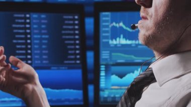 Tüccar, çalışma istasyonu ve analiz teknolojisi kullanarak ofiste çalışıyor. Profesyonel şifreleme simsarının işyeri. Yakın plan portre. Küresel finans piyasaları, iş stratejisi, döviz kurları ve bankacılık kavramları.