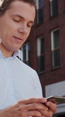 Sokakta çalışan genç ve çekici bir serbest çalışan. Ofis çalışanı ya da iş adamı. İş ve serbest meslek kavramı.