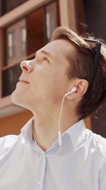 Sokakta çalışan genç ve çekici bir serbest çalışan. Ofis çalışanı ya da iş adamı. İş ve serbest meslek kavramı.