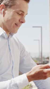 Sokakta çalışan genç ve çekici bir serbest çalışan. Ofis çalışanı ya da iş adamı. İş ve serbest meslek kavramı.