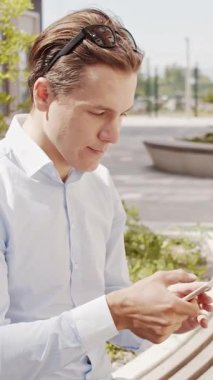 Sokakta çalışan genç ve çekici bir serbest çalışan. Ofis çalışanı ya da iş adamı. İş ve serbest meslek kavramı.