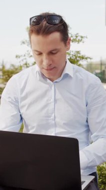 Sokakta çalışan genç ve çekici bir serbest çalışan. Ofis çalışanı ya da iş adamı. İş ve serbest meslek kavramı.