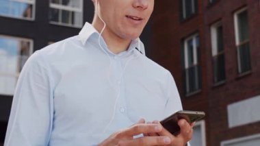 Sokakta çalışan genç ve çekici bir serbest çalışan. Ofis çalışanı ya da iş adamı. İş ve serbest meslek kavramı.