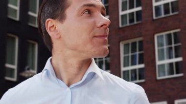 Sokakta çalışan genç ve çekici bir serbest çalışan. Ofis çalışanı ya da iş adamı. İş ve serbest meslek kavramı.