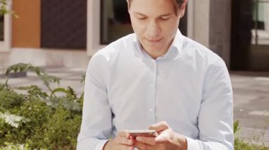 Sokakta çalışan genç ve çekici bir serbest çalışan. Ofis çalışanı ya da iş adamı. İş ve serbest meslek kavramı.